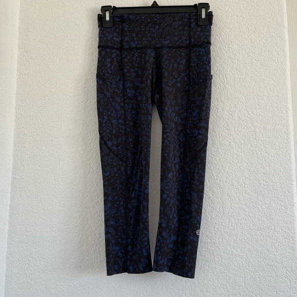 Lululemon Fast and Free Crop Wild Thing Camo Larkspur Multi - Picture 3 of 6